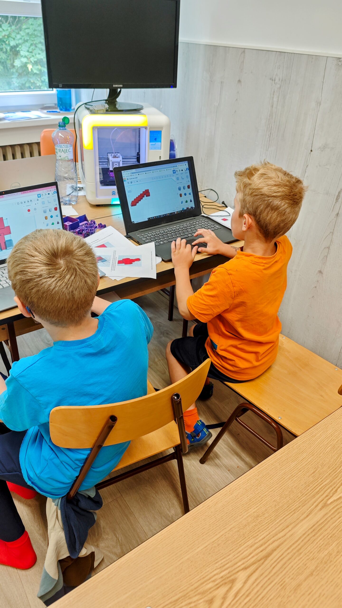 Dvaja žiaci Čmeliakova pri programovaní a práci s 3D tlačiarňou